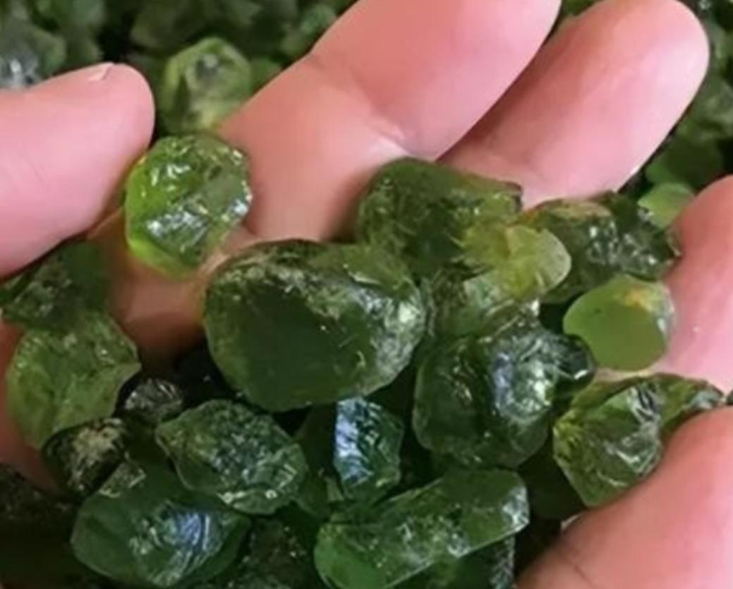 “你说上交就上交”？2002年天津一男子花了10年，捡了600多块蛟河橄榄石，专