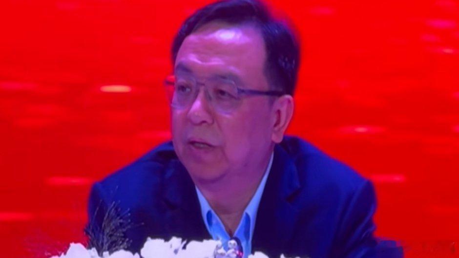 凤凰新闻【股民哽咽询问比亚迪业务和股价发展前景，王传福回应】6月9日，比亚迪股份