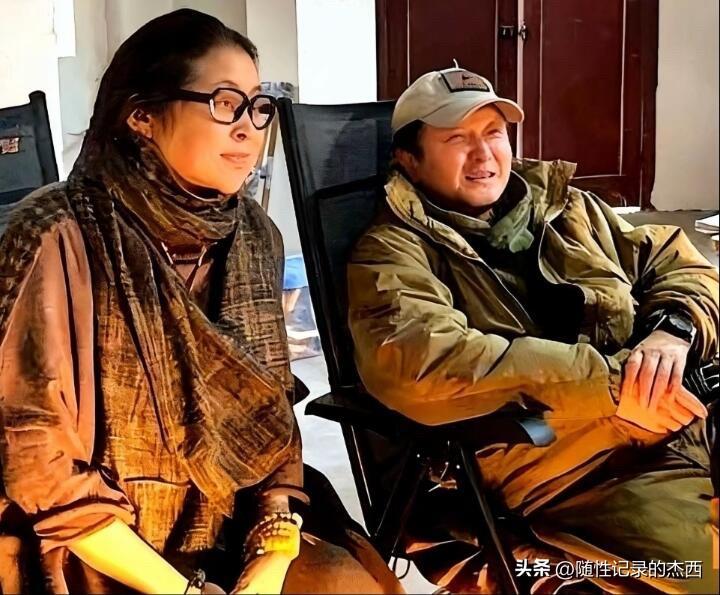 这是央视主持人倪萍和丈夫杨亚洲的一张合影，老了之后的倪萍褪去了年轻时候的光彩照人