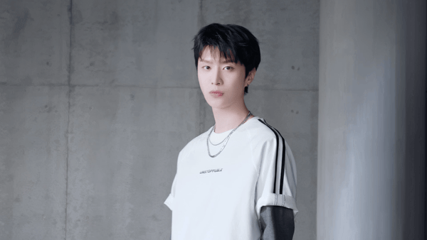 范丞丞轻氧感穿搭 一眼心动的夏日轻氧look，干净自在、舒展松弛，无需多余搭配就