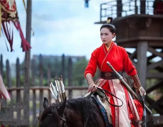 1561年，戚继光在外偷偷纳了小妾，并生了5个儿子，妻子王氏得知后，抄起一把长刀