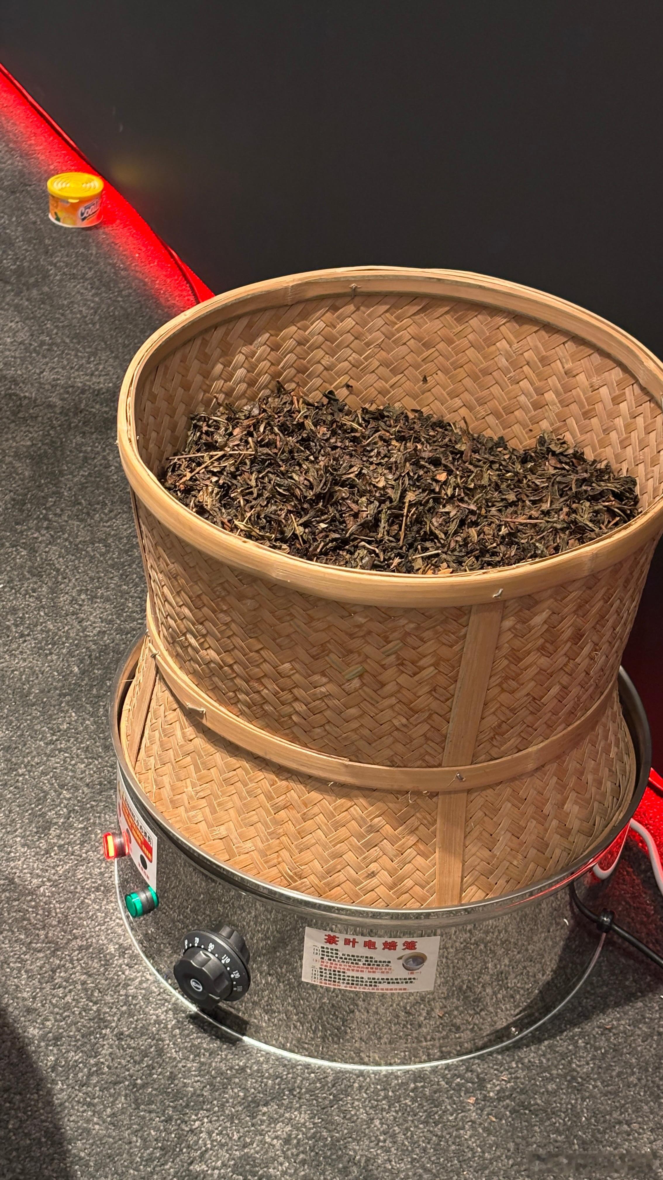 “茶香”的具像化表达：福建产茶区拿电烙笼加热茶叶，真的有非常明显的香味出来[哈哈