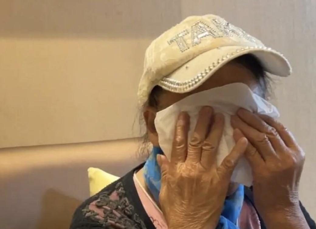 弟弟举报哥哥冒名顶替案母亲肖女士首次露面发声！
面对记者采访，肖女士慷慨激昂，字