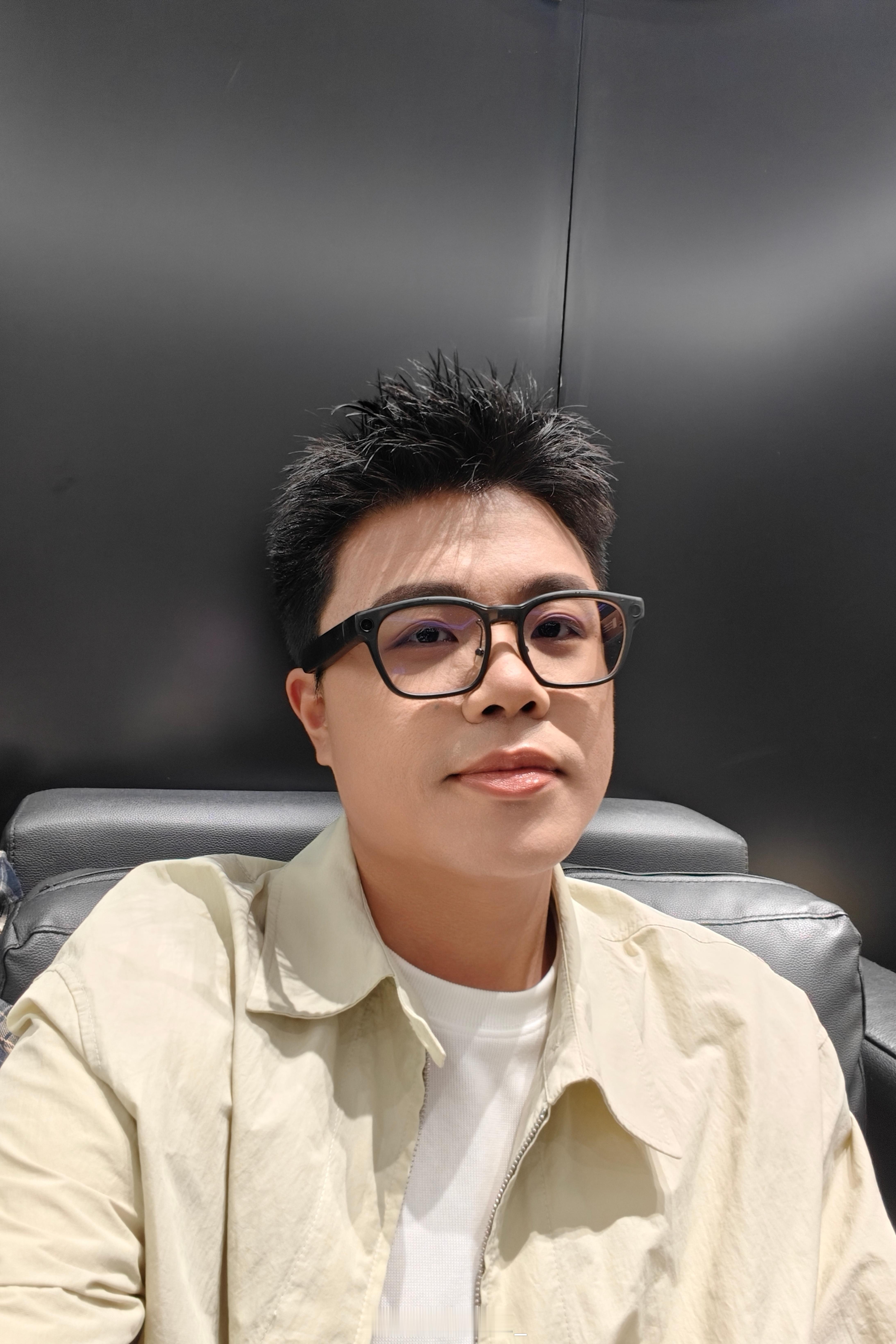 两天第五场彩排结束 开始上妆了化妆师给我化了一个有史以来最白的Livis 男孩瞬