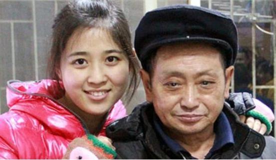1990年，36岁的光棍邓和平捡到了一个女婴。然而，养女成年后，邓和平却冷着脸说