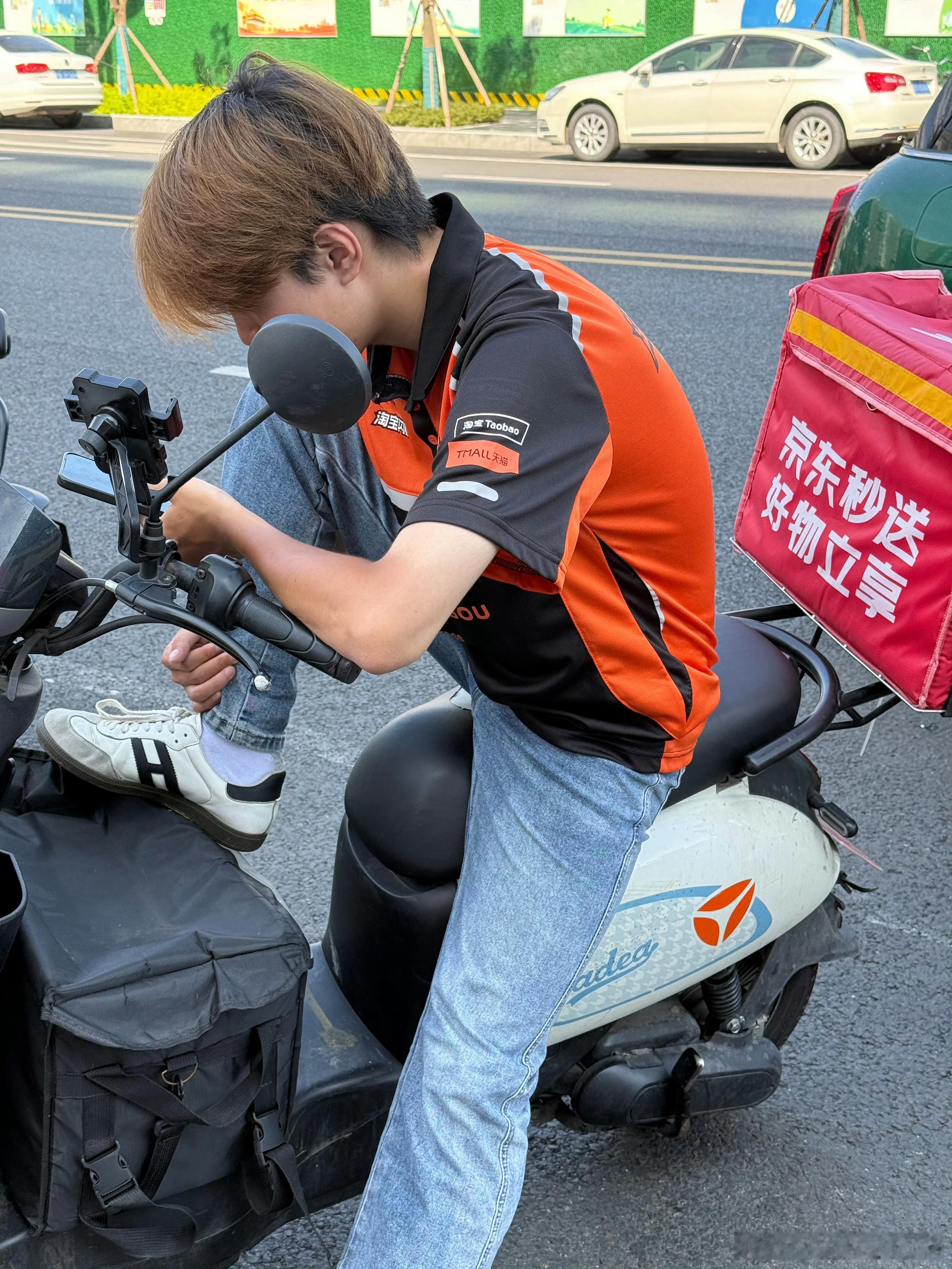 黄毛小哥哥的胳膊都晒成两个色号了 