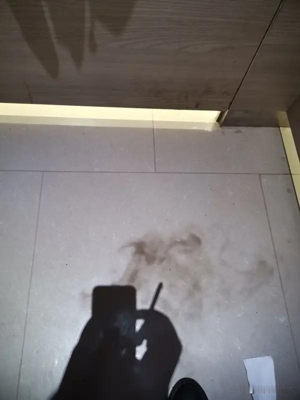 最让人讨厌、最没教养的、最该骂的就是在卫生间里抽烟的人。别管多有钱、多有权，所有
