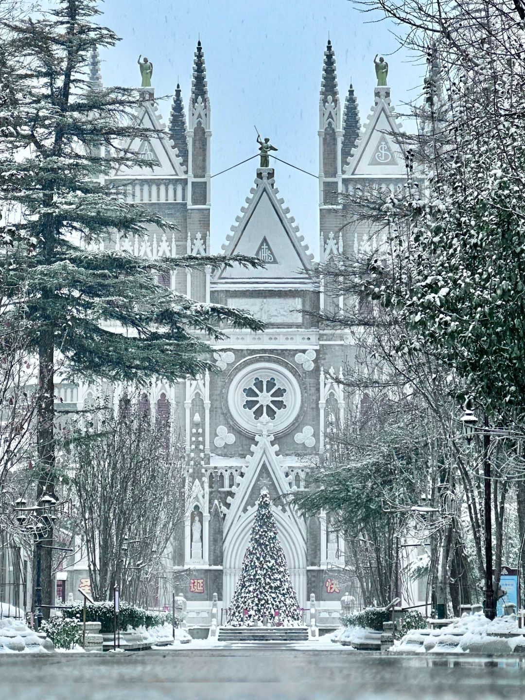 西什库教堂和今天的雪也太搭了！