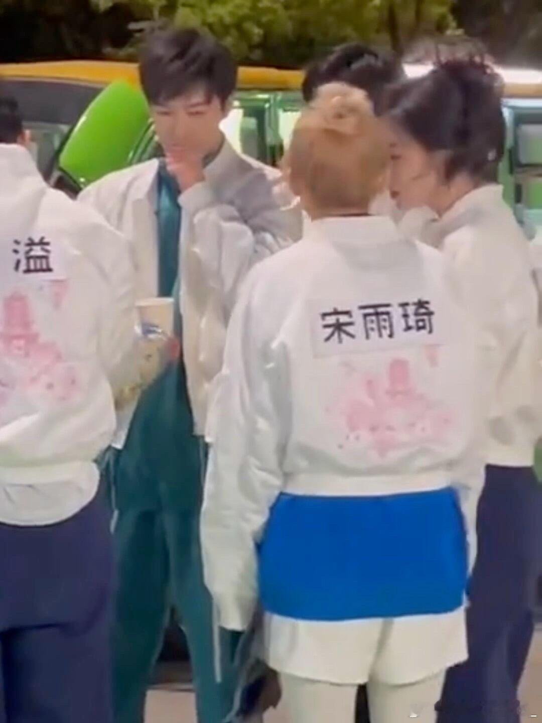 云瑞就这样偷偷瞄老婆昀牵孟绕 ｜孟子义 ｜李昀锐 ​​​