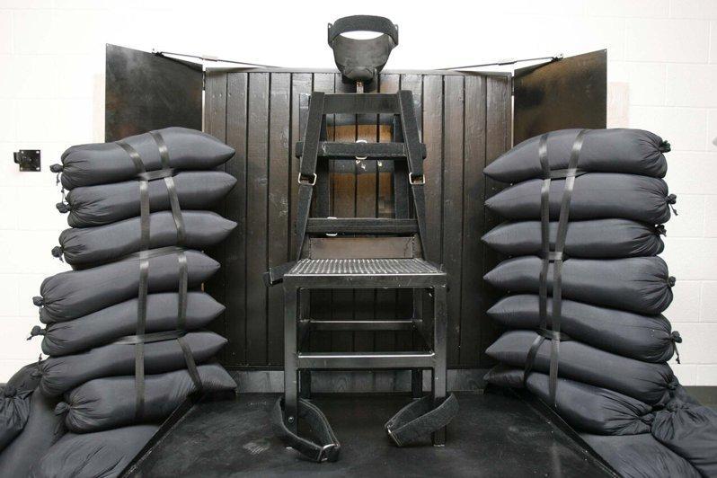 美国联邦政府首次明确允许枪毙死刑。司法部宣布重启注射死刑协议，并扩大到电椅、毒气