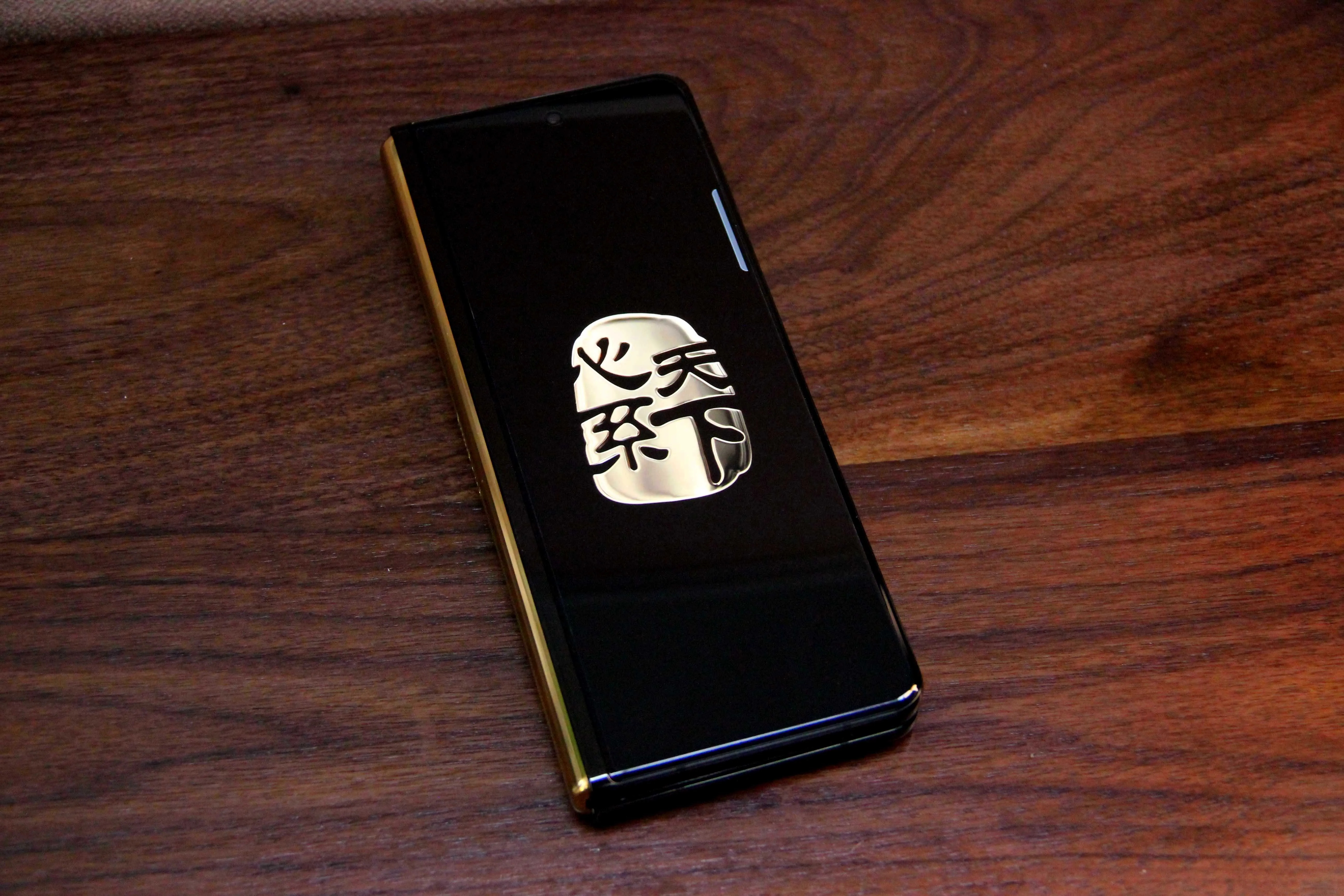 我认为“高价低配”所谓的“配”不光是硬件配置，会更多涉及到如颜值、情绪、品牌等方