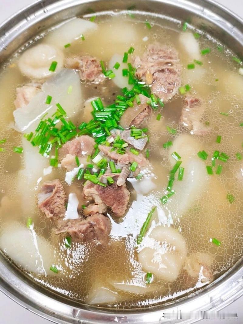 小寒节气过后天气越来越冷了，自己在家炖一锅羊肉萝卜汤，吃起来全身都暖和😊下面是