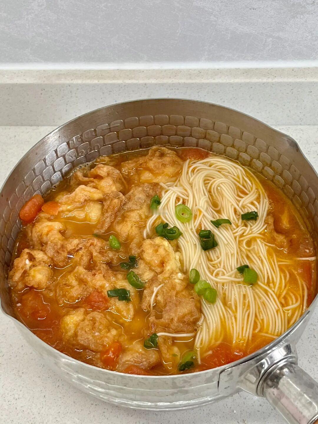 超级浓郁的🍅番茄炸蛋面！！炸蛋吸满汤汁🔥