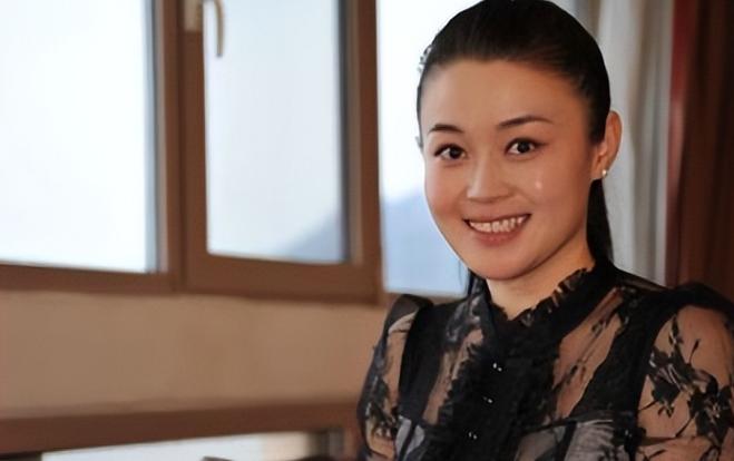 被赵本山捧红的关婷娜，既不会唱歌，也不会跳舞，更不会二人转，也没有向赵本山跪拜师
