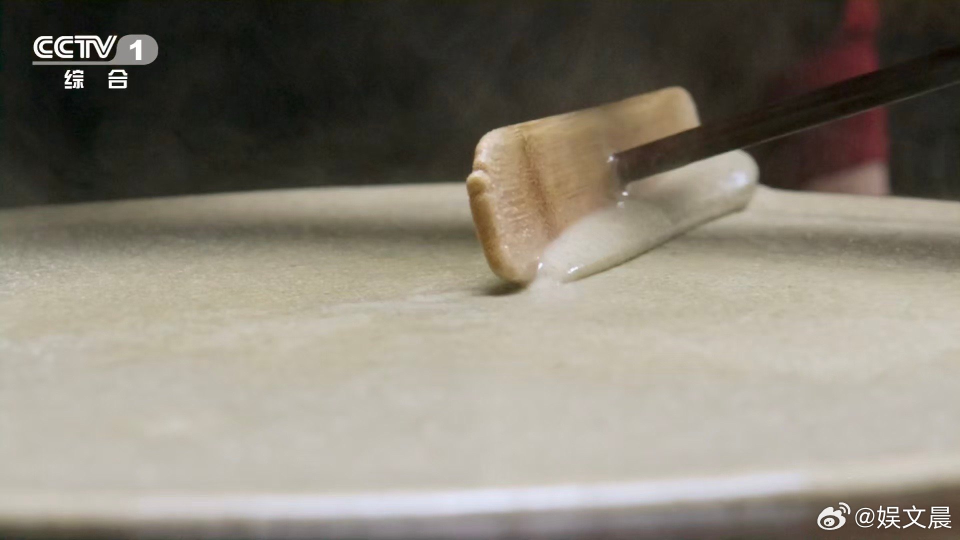 天津人一天的快乐从煎饼馃子开始 天津煎饼馃子讲究真功夫，绿豆面摊饼薄而不破，鸡蛋