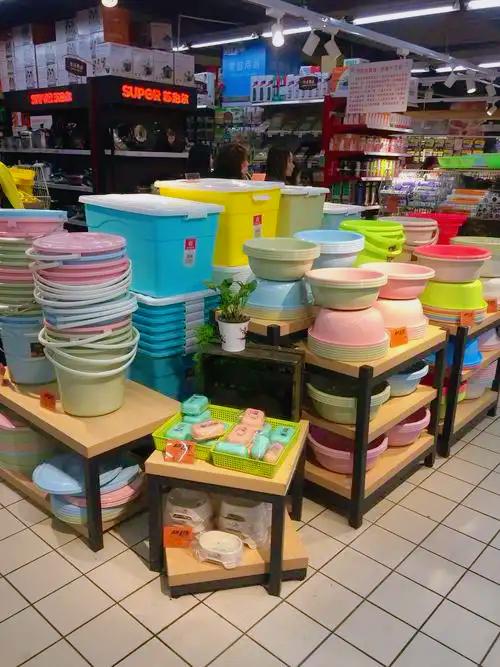 终于知道为什么有些店开着开着就黄了：
 
很多人中年失业、想转行，第一反应就是：