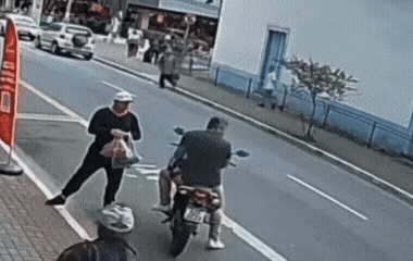 小偷：这下好了。
帽子大哥：这下好了吧？