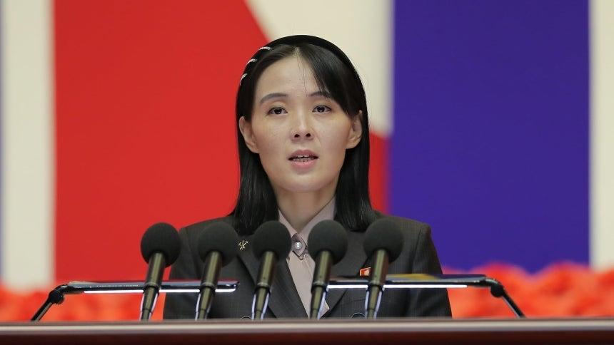 纽约时报今天报道：“朝鲜回应特朗普缩减美韩军演规模：金正恩胞妹金与正称特朗普的示