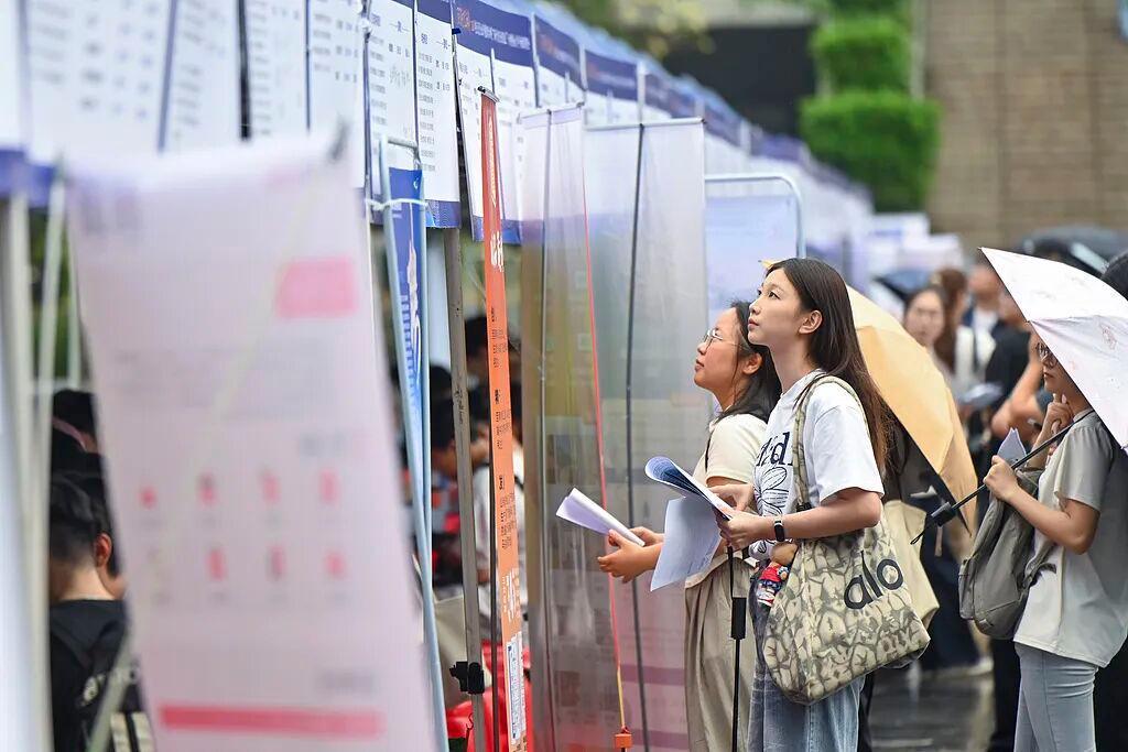 AI来了，我们练十年的本事，竟要沦为新非遗？

童话大王郑渊洁都感慨AI厉害，世