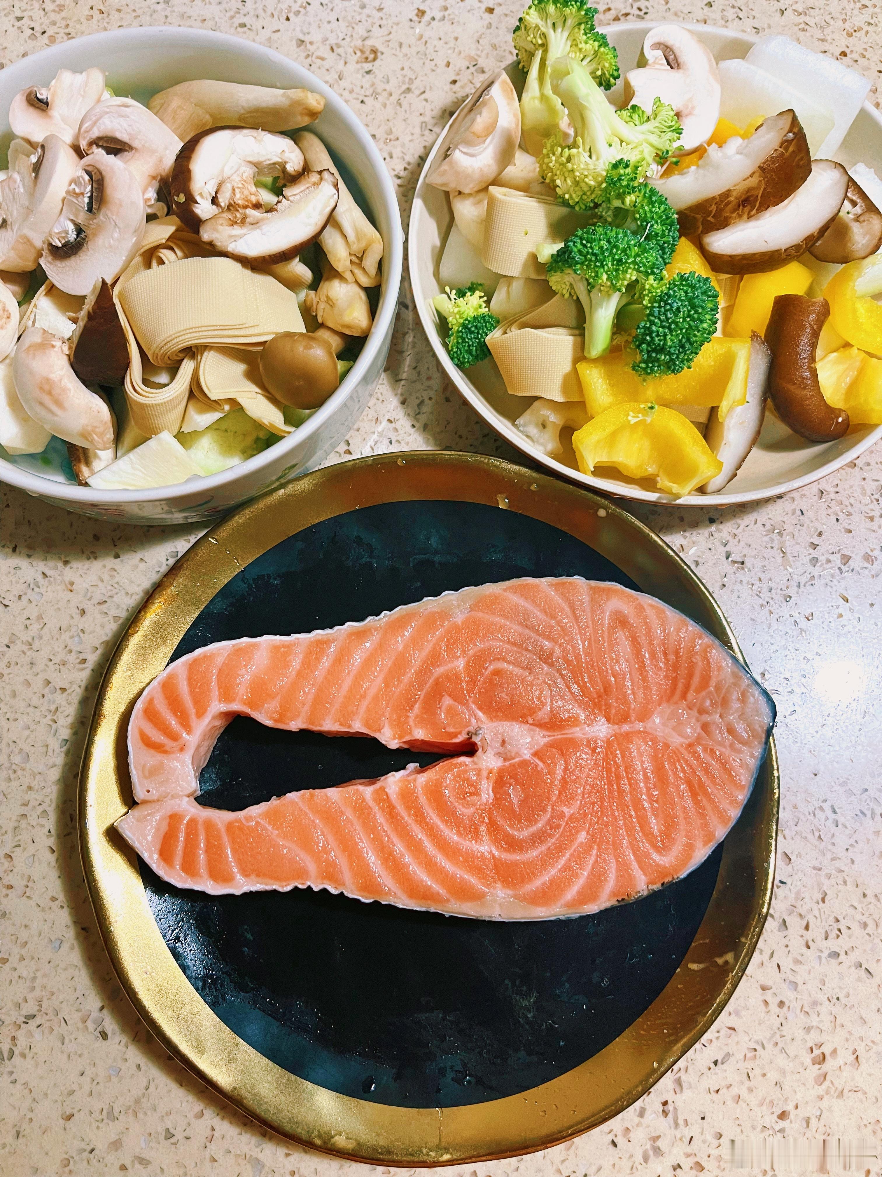 琳达今天吃什么 一天三顿带饭：早饭：煎三文鱼、烤山芋（没拍）午饭：炒杂蔬、白煮蛋
