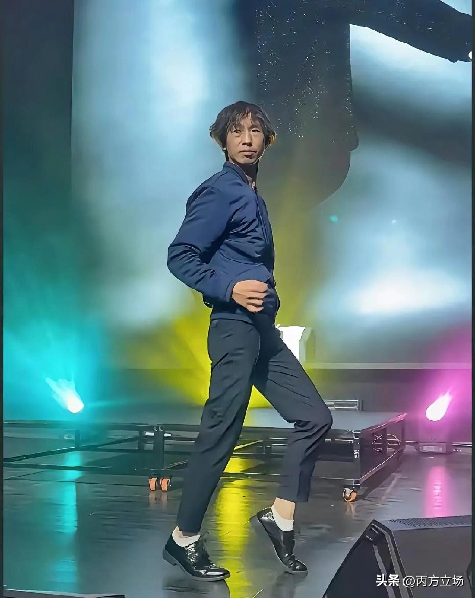 看庞麦郎这姿势、这眼神，说他自信真没人能反驳！去年在贵阳首演，台下就坐着9个人，