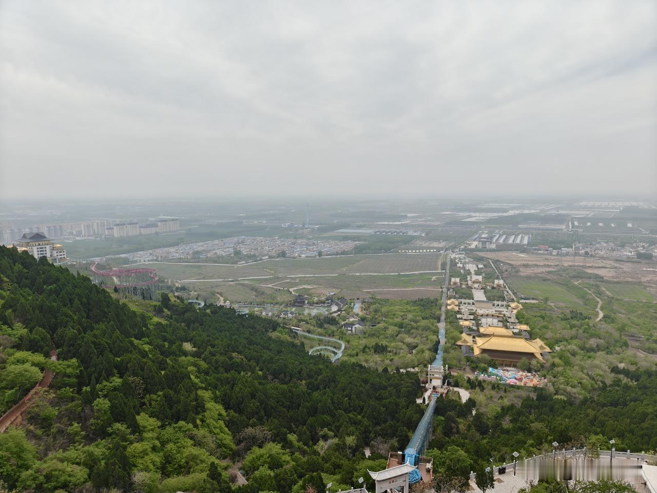 闺蜜来访，一起喝茶，吃饭，爬山，聊天，抑郁的心情豁然开朗，多天的失眠神奇治愈。睡