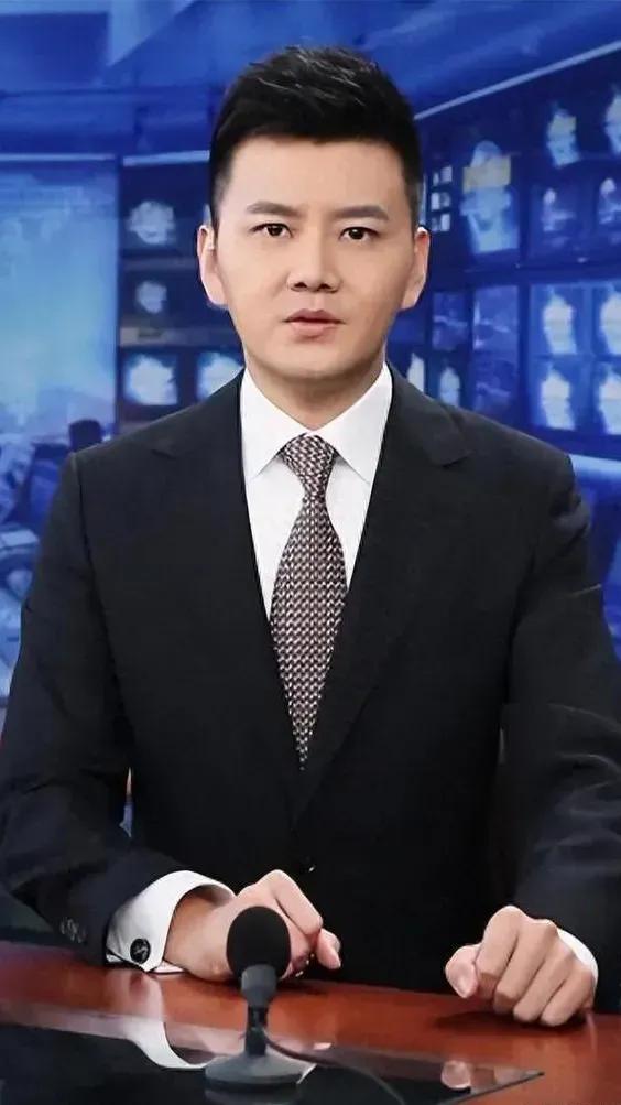 如果要评新闻联播甚至央视最懒的主持人，肯定非此君莫属。如果没注意的话，可以留意一