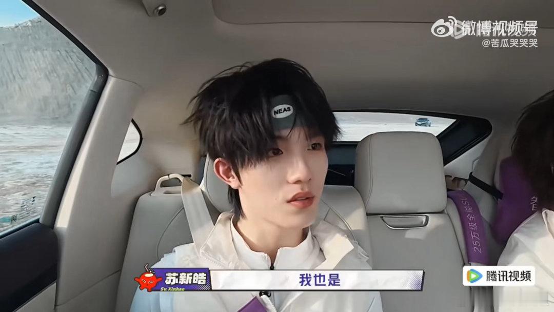 苏新皓屁股卡桶里苏新皓屁股卡桶里全过程搞笑瞬间来袭，苏新皓屁股不慎卡进桶中。一开