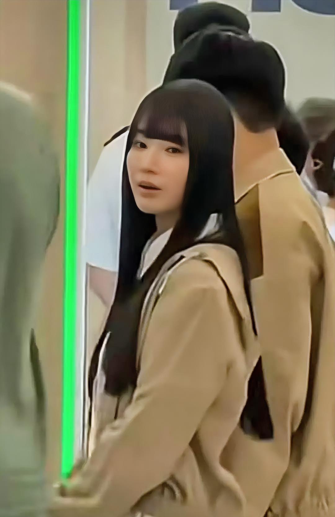 那个网友只是拍了张机场背影照。林俊杰女友七七点开举报页面，在理由栏里敲下四个字：