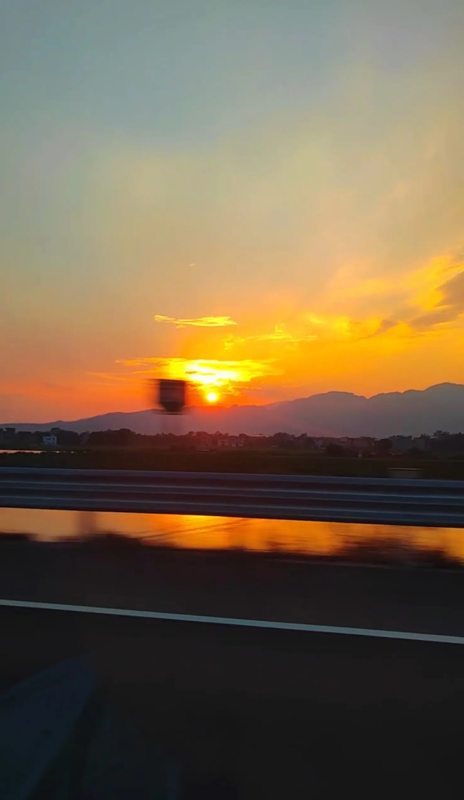 “对信任的人，永远不要撒谎          对撒谎的人，永远不要信任”