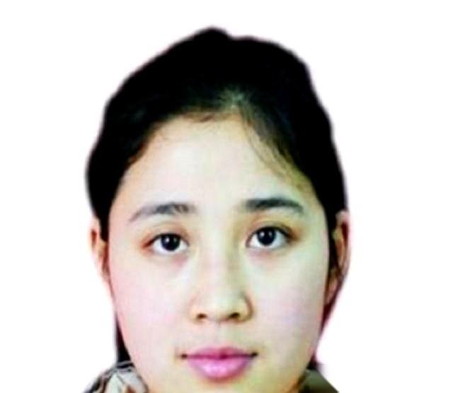 一个36岁，穷得叮当响，自己这辈子都眼看要撂那儿的光棍，居然敢弯腰，捡起一个不属