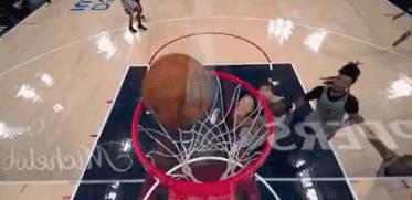 加兰看见文班换防，退到logo投超远三分球转了六圈思考了一下人生才进这放灌篮高手