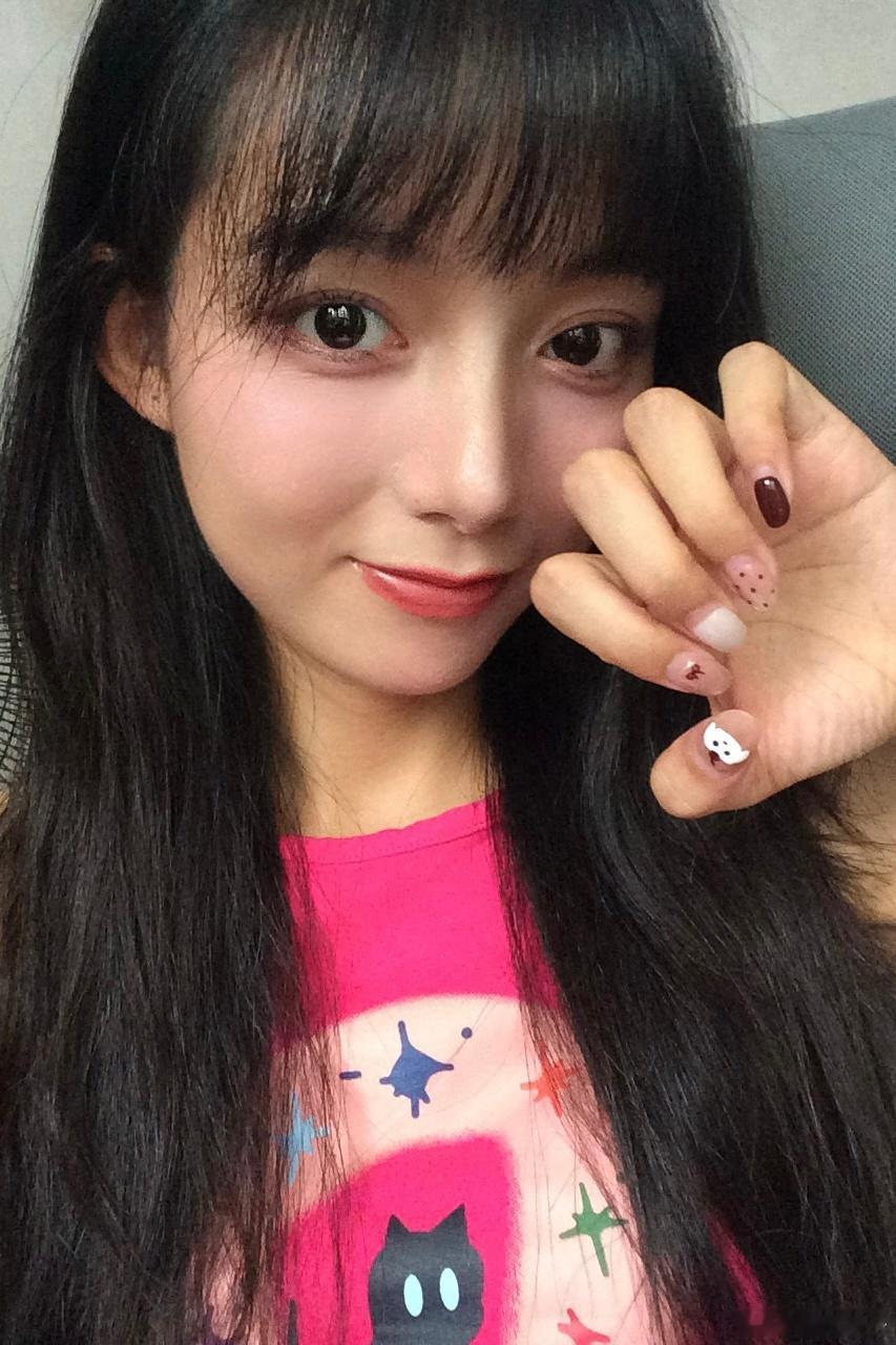 最近上班穿搭就是在防晒服里塞一件小衣服等着下班后变装去跳舞疯狂购入美丽工装裤一想
