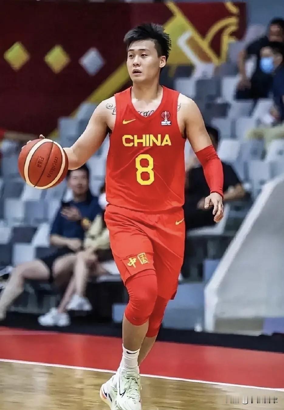 四场热身赛过后，点评中国男篮这5名后卫的表现。

1、胡明轩
优点：作为身高1.