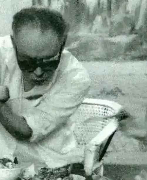 1956 年，经历过长津湖战役的朱彦夫瞎了一只眼、四肢被截肢后回到老家，可他的母