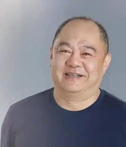 大家对这张照片想必并不陌生，演员赵君演技精湛。尽管他年事渐长，却依旧帅气洒脱。而
