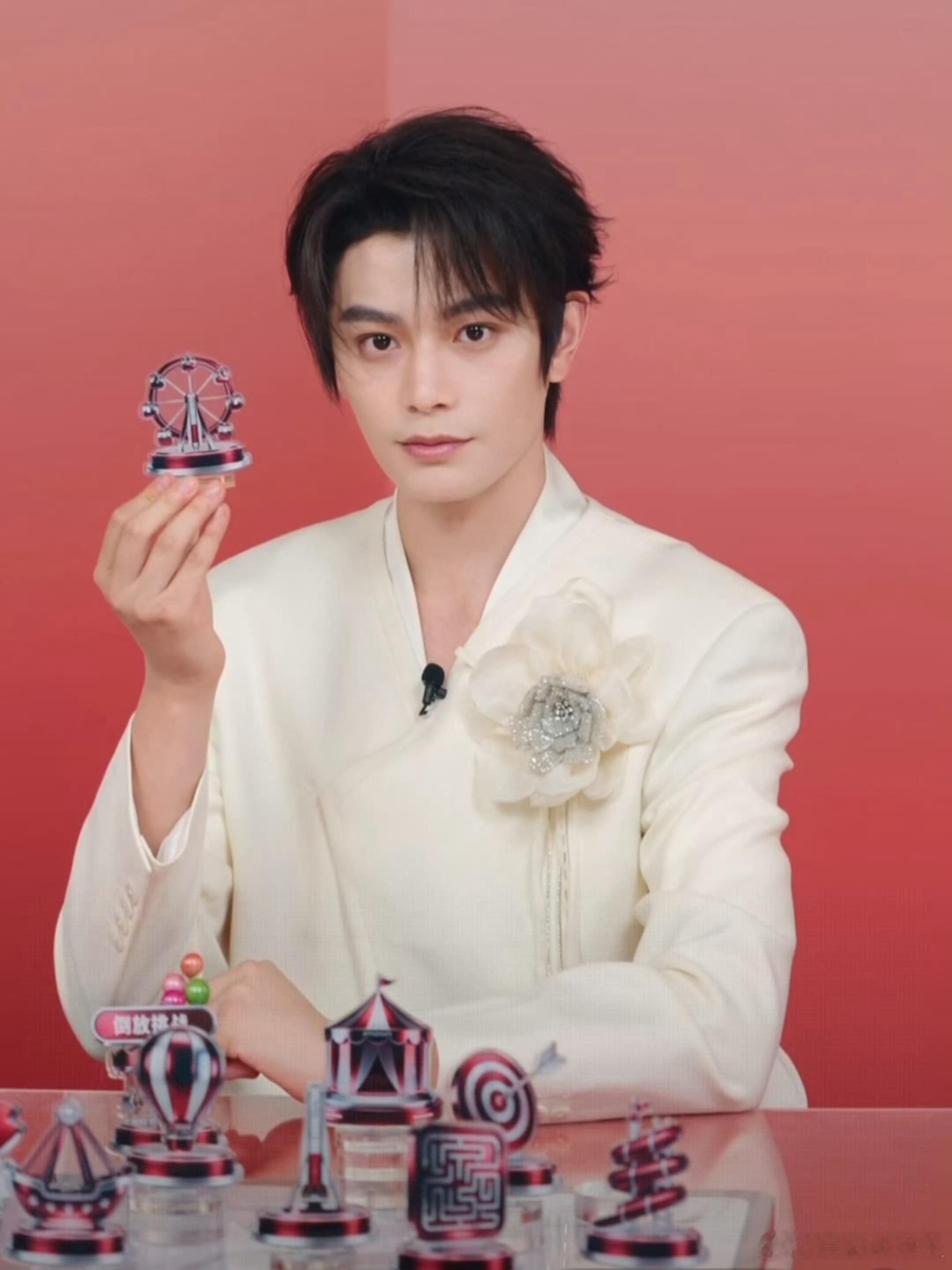 丁禹兮胸前好大一朵海棠花白西装加身的丁禹兮贵气十足，胸前的海棠花更是点睛之笔。他