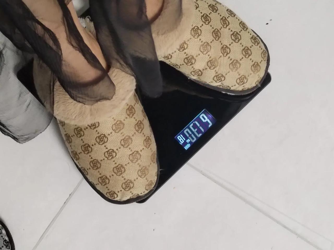 天呐！[捂脸]睡了一个晚上体重长了2斤，比猪长的还快呀！昨晚睡觉前称60公斤，早