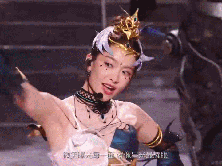 宋茜COS黯羽织刑唱跳舞台 谁还记得那个舞台上元气满满的宋茜，如今已经进化成暗黑