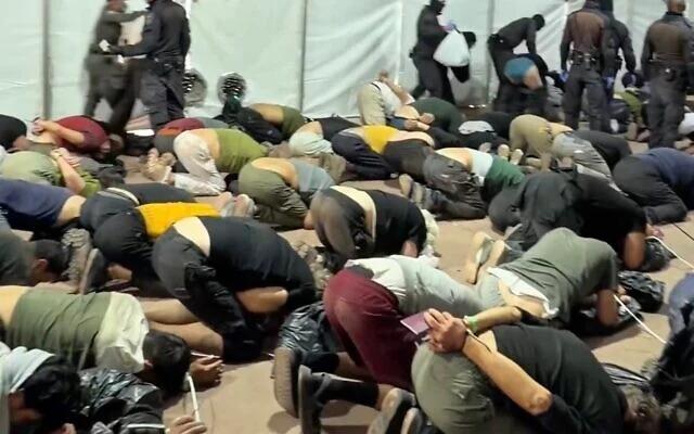 以色列的残暴——数十名国际活动人士被反绑双手跪倒在地
5月20日，在以色列阿什杜