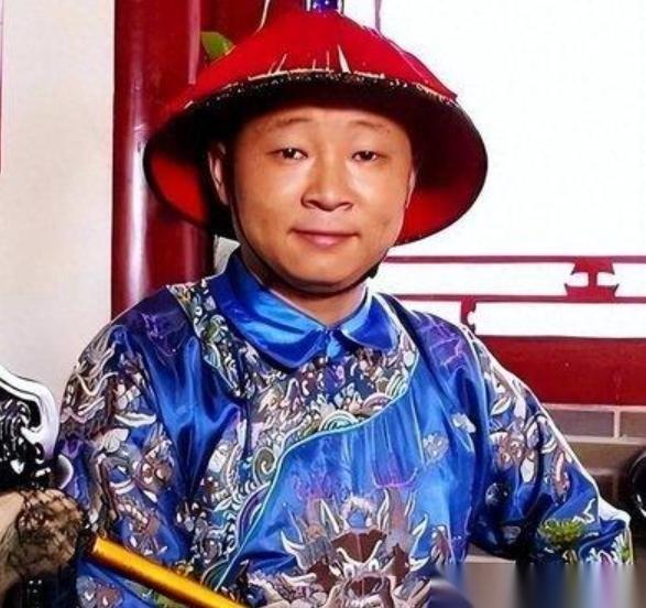 一次，主持人问赵亮：“你以前跟张国立演戏的，现在怎么去养鸡了？”赵亮说：“我一只