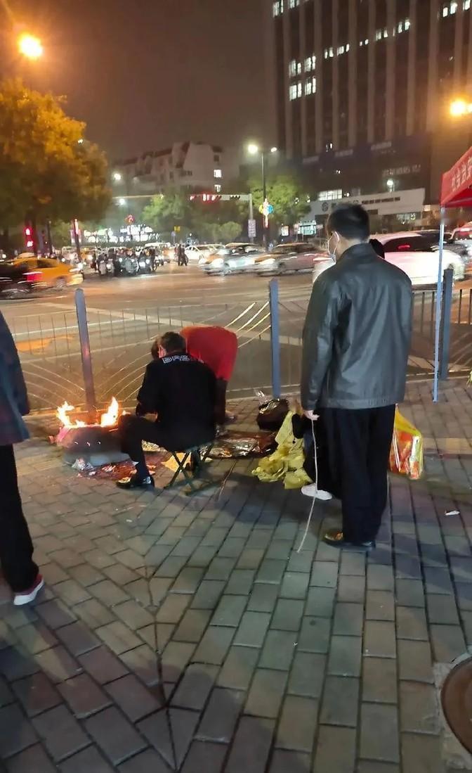 这周末就是农历十月一，也就是咱们俗称的寒衣节。按照老规矩，这一天家家户户都要给逝