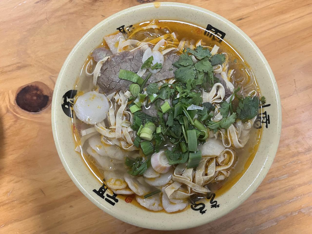 安徽淮南美食——
1、淮南牛肉汤。是淮南最具代表性的、必吃的特色美食，牛肉汤饭馆