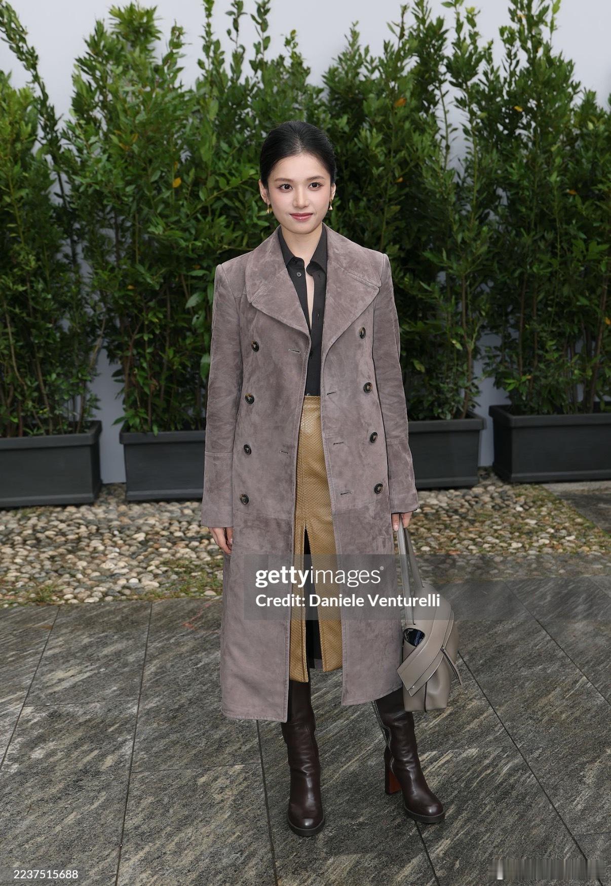张婧仪骨相 闪耀巴黎之后再度闪耀米兰！真正的美女，不仅美在骨相，更美在无惧任何镜