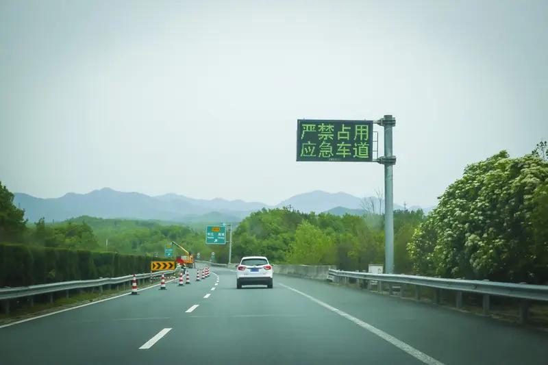 3月29日湖北武汉，男子吃宵夜到凌晨1点，在武汉绕城高速公路应急车道睡着，交警在