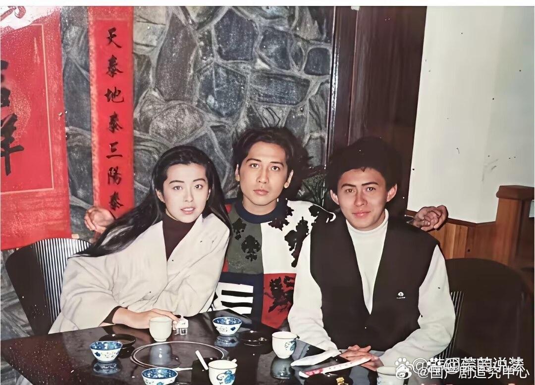 以前一直不懂，王祖贤为啥看上了齐秦，这张照片才明白，30年前的齐秦，原来也是小鲜