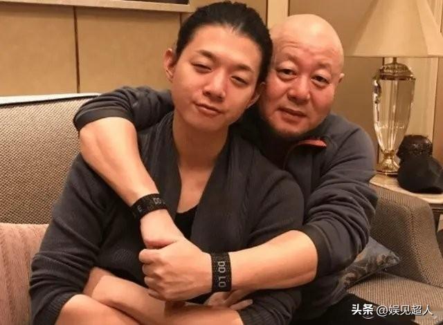 我真的土到刚知道！火风老师的儿子竟然是霍尊！
 
仔细瞅瞅火风老师的长相，完全想