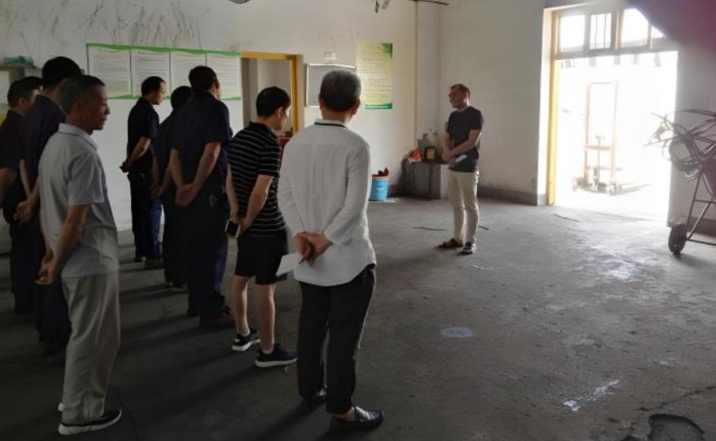 45岁的二姑父，广州某电子厂当车间主任，月收入8000多元，连续4年月月给他四川