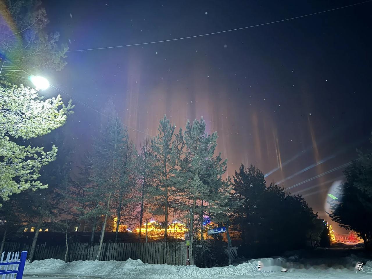 北极村寒夜灯柱