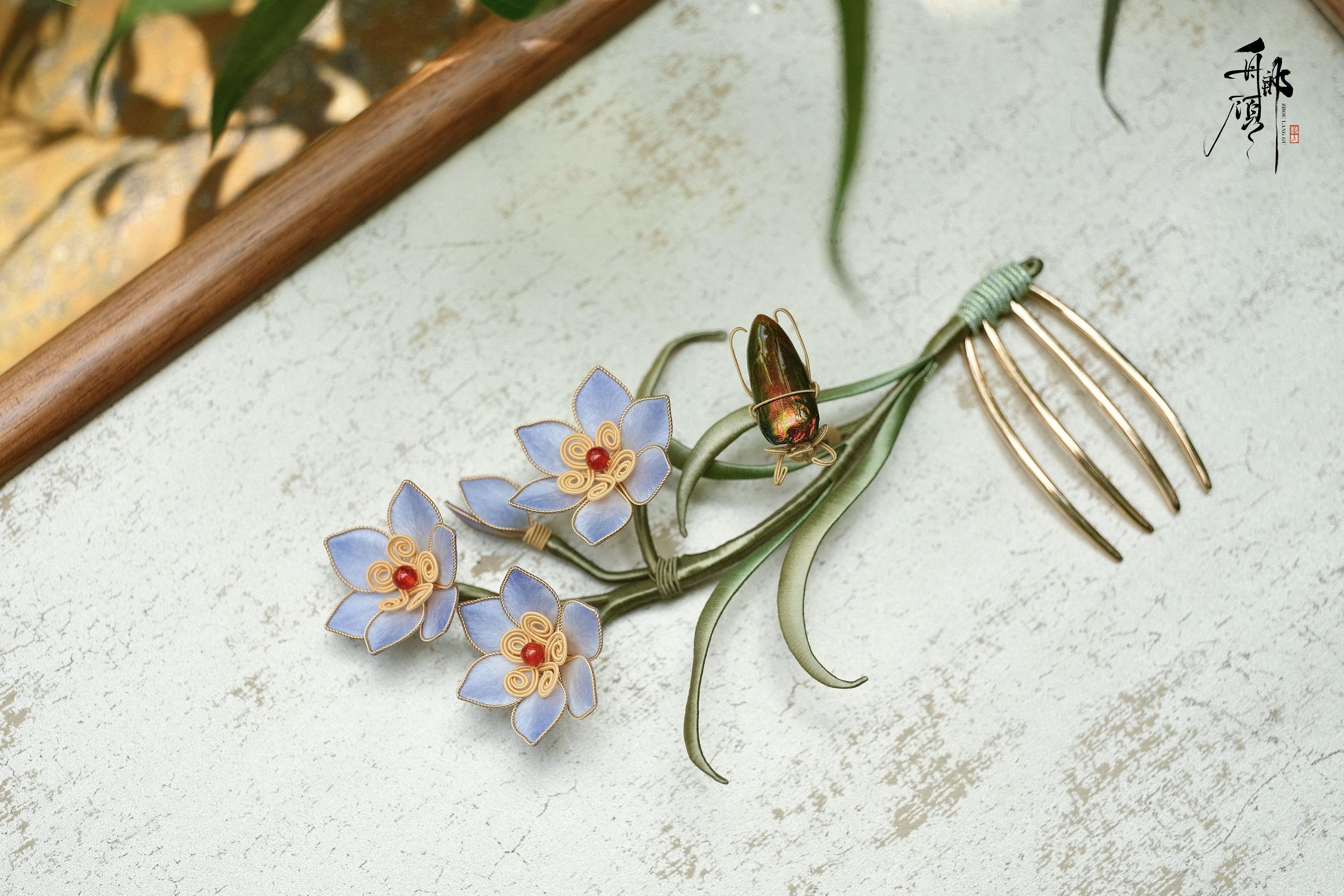 「 露引仙甲 」。水仙数着虫鸣入眠，梦就藏在夏日的光影里。 同学们有没...